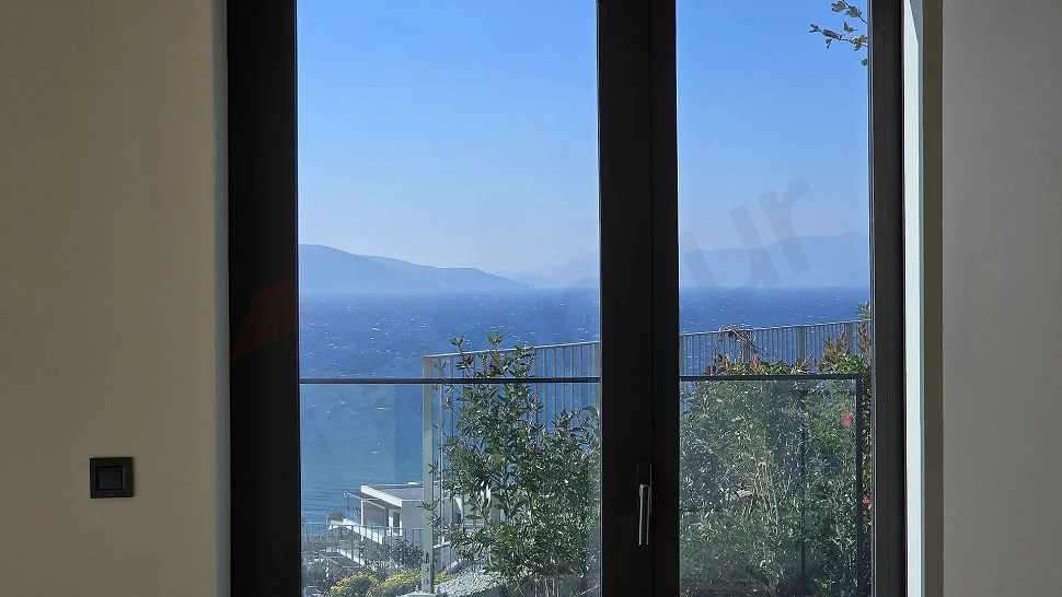 Bodrum'da masmavi deniz ve sahil şeridinin panoramik manzarası.