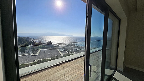 Deniz manzarasına açılan geniş ve modern bir daire terası.