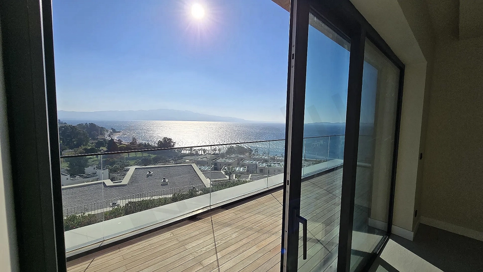 Deniz manzarasına açılan geniş ve modern bir daire terası.