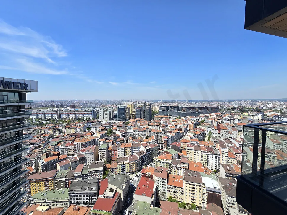 Şişli'deki lüks bir rezidans dairesinin penceresinden görünen panoramik İstanbul şehir manzarası.