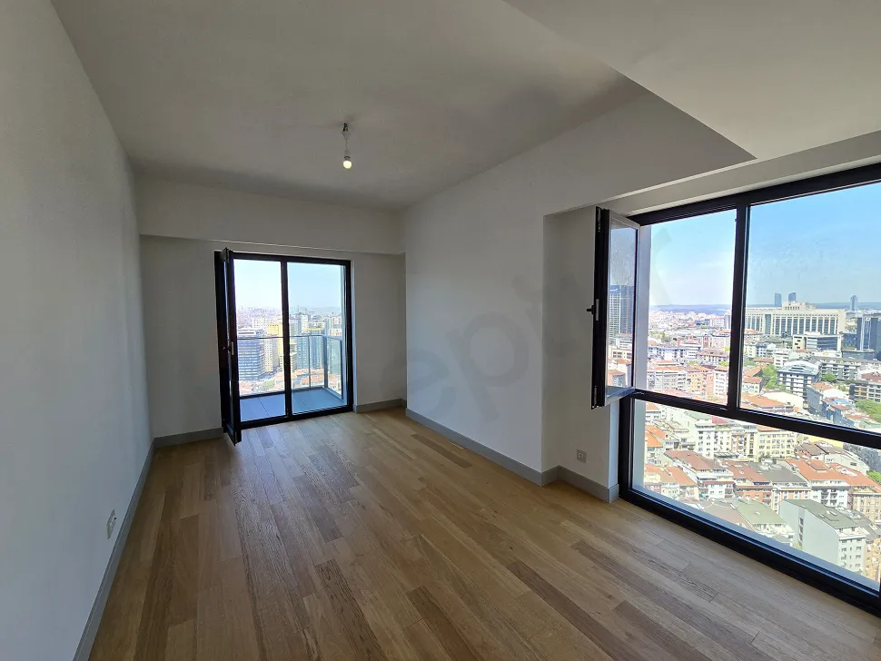 Şişli'de lüks bir rezidans dairesinin modern ve geniş balkon alanı.