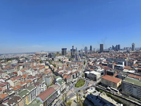 Şehir manzarasına açılan modern ve geniş bir apartman balkonu.