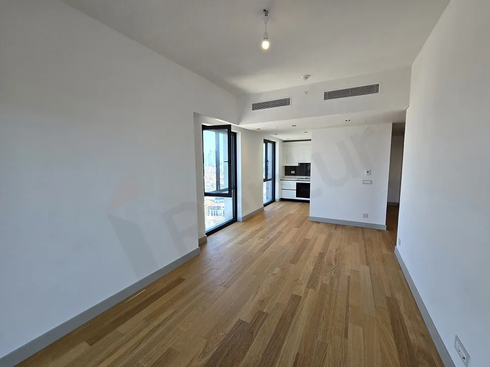 Şişli'de modern bir rezidans dairesinin aydınlık ve ferah yemek odası alanı.