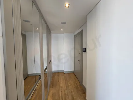 Modern bir apartman dairesinin giriş kapısı ve antre bölümü.