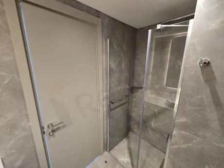 Modern tasarımlı, geniş ve aydınlık bir banyo alanı görseli.