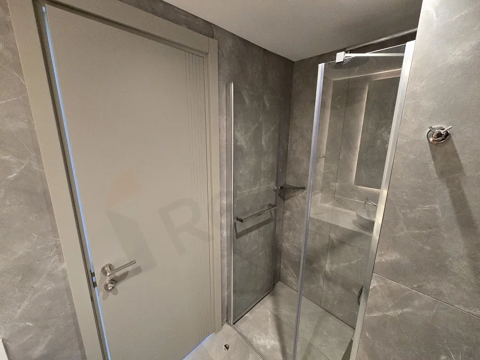 Modern tasarımlı, geniş ve aydınlık bir banyo alanı görseli.