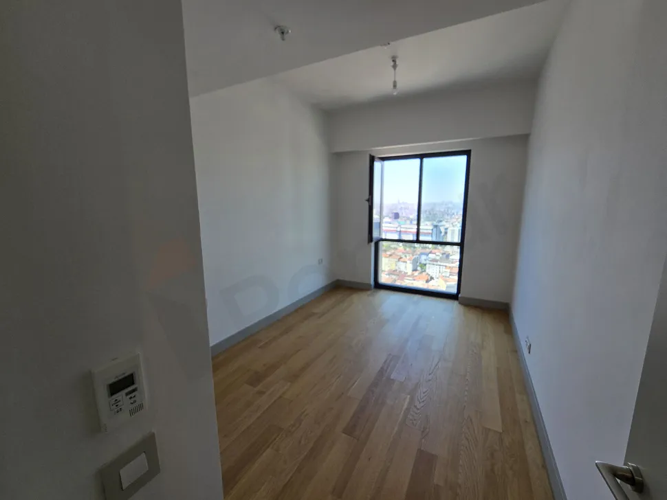 İstanbul Şişli'de modern bir rezidans dairenin geniş ve aydınlık yatak odası alanı.