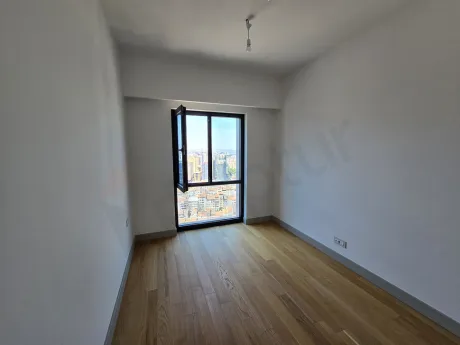Şişli'deki modern bir rezidans projesinde yer alan lüks 1+1 dairenin geniş ve aydınlık yatak odası alanı.