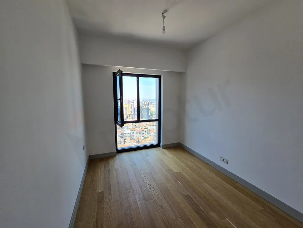 Şişli'deki modern bir rezidans projesinde yer alan lüks 1+1 dairenin geniş ve aydınlık yatak odası alanı.