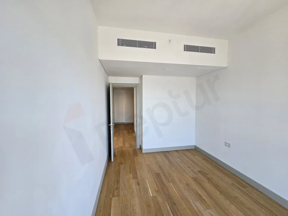 Şişli'de lüks bir rezidans projesinde yer alan modern ve ferah bir yatak odası iç mekanı.