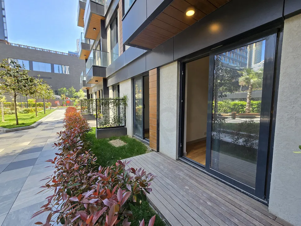 İstanbul Şişli'de modern bir binanın geniş ve şehir manzaralı teras alanı.