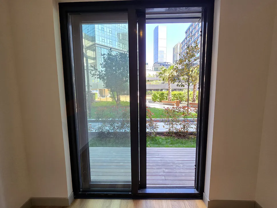 İstanbul Şişli'de yer alan modern ve geniş bir apartman dairesi balkonu.