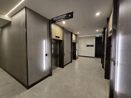 Modern ve sade bir tasarıma sahip, aydınlık daire koridoru.