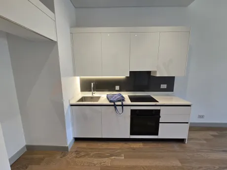 Modern bir dairenin ferah ve aydınlık açık mutfak alanı görünümü.