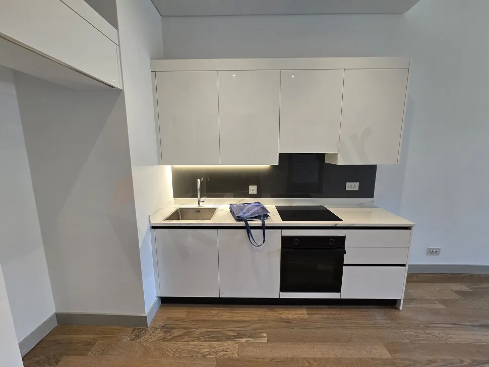 Modern bir dairenin ferah ve aydınlık açık mutfak alanı görünümü.