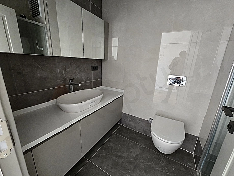 Ataşehir'de dubleks dairenin modern banyo iç mekanı.