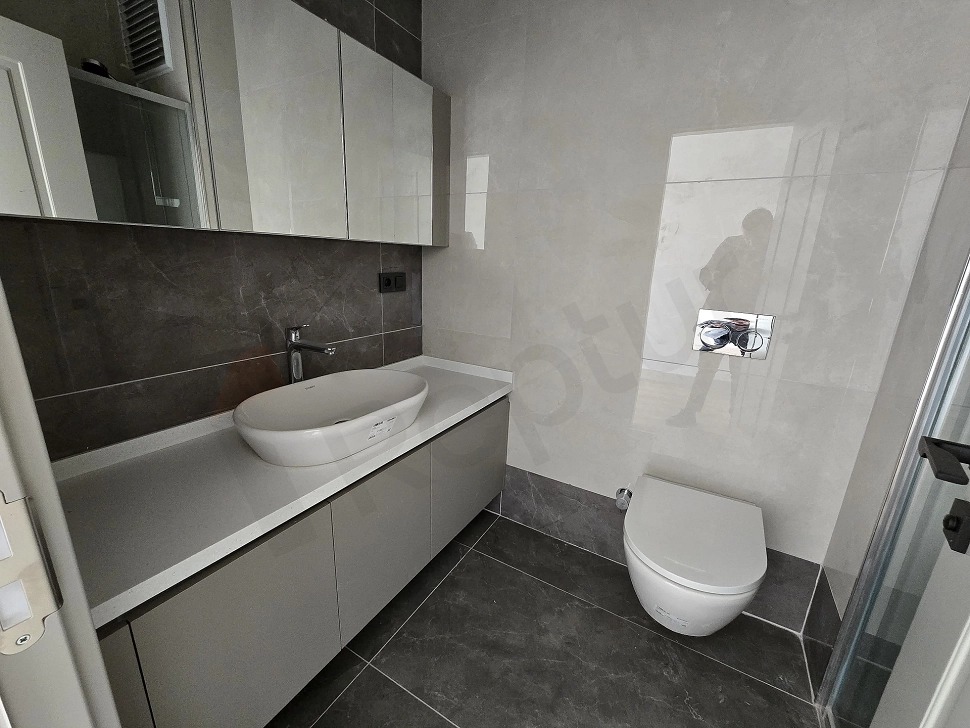 Ataşehir'de dubleks dairenin modern banyo iç mekanı.
