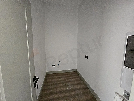 Modern çamaşır odası görseli.