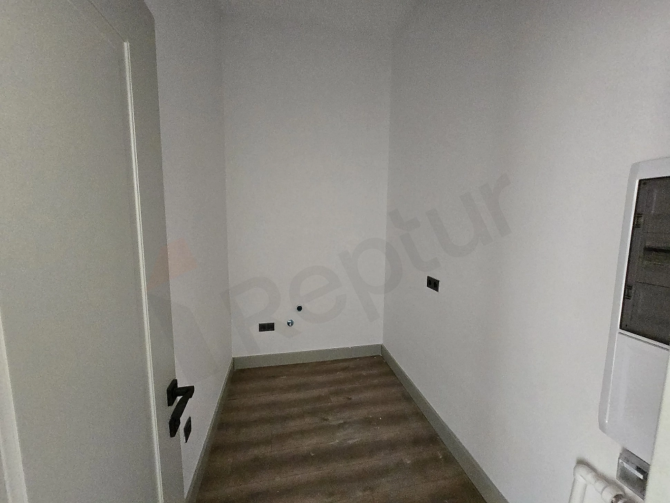 Modern çamaşır odası görseli.