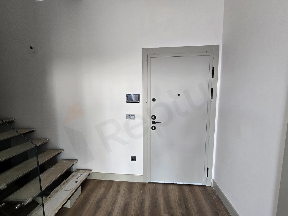 İstanbul Ataşehir'de satılık dubleks daire giriş alanı.