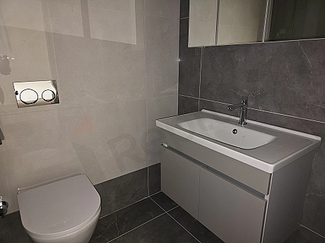 Modern tasarımlı banyo iç mekanı.