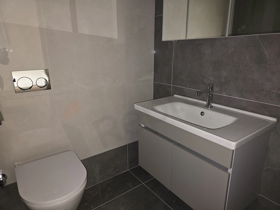 Modern tasarımlı banyo iç mekanı.