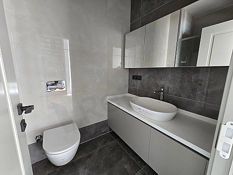 Ataşehir'de satılık dubleks dairenin modern banyo görüntüsü.