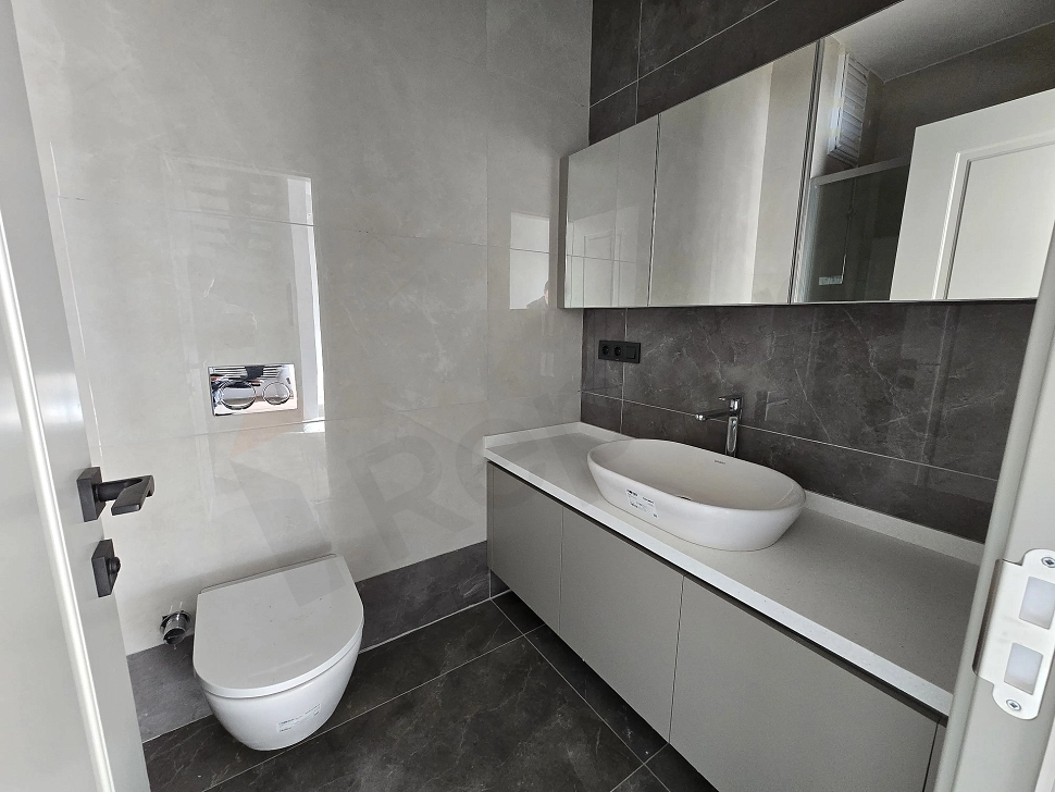 Ataşehir'de satılık dubleks dairenin modern banyo görüntüsü.