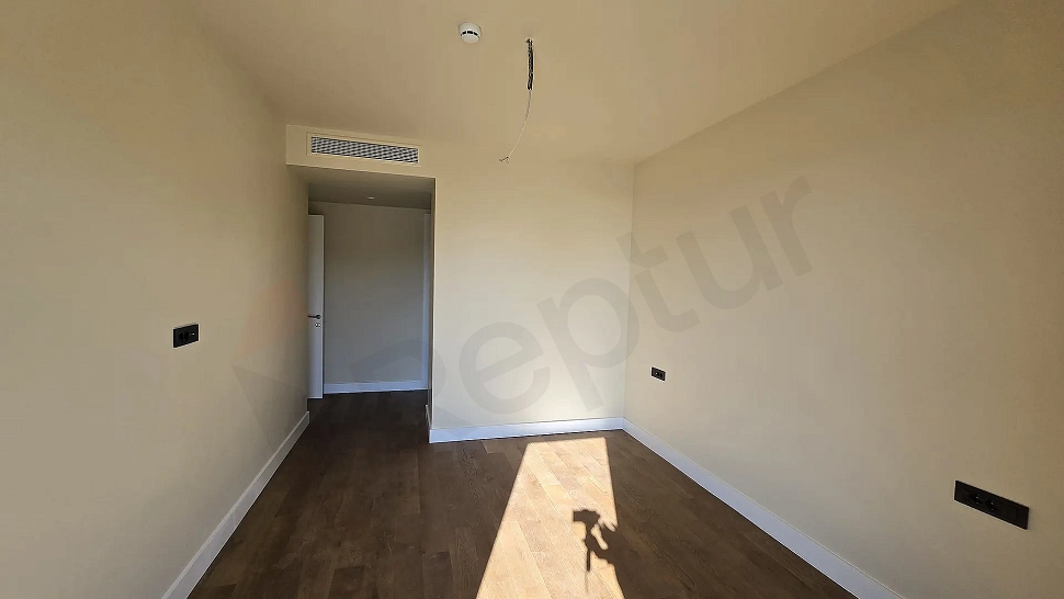 Modern tasarımlı, geniş ve aydınlık bir yatak odası iç mekan görünümü.
