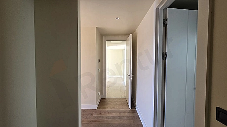 Modern ve geniş bir daire koridoru görünümü