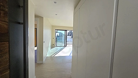 Modern ve aydınlık bir rezidans dairesinin koridor görünümü.