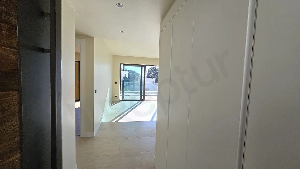 Modern ve aydınlık bir rezidans dairesinin koridor görünümü.