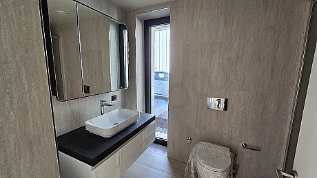Modern tasarımlı, şık ve ferah banyo alanı.