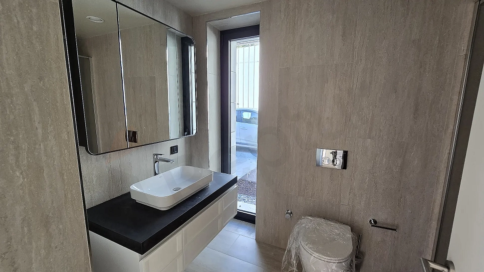 Modern tasarımlı, şık ve ferah banyo alanı.