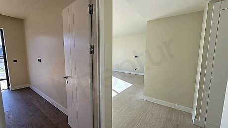 Bodrum'da satılık modern dairenin ferah ve aydınlık yatak odası görünümü.