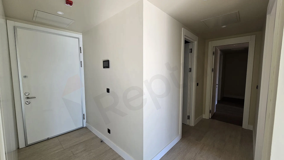 Modern bir dairenin giriş kapısı ve geniş antre alanı.