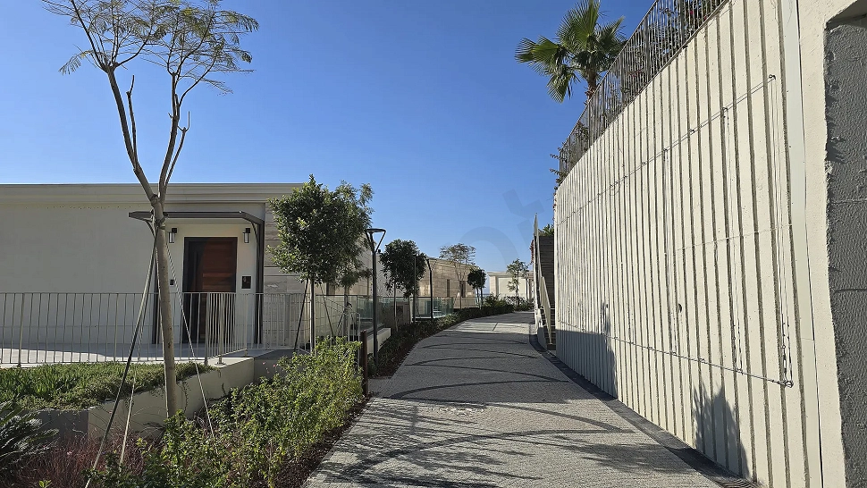Modern bir rezidansın geniş ve düzenli otopark alanı