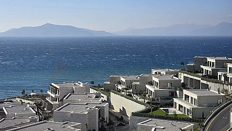 Bodrum sahil şeridini ve masmavi denizi gören geniş açılı panoramik manzara.