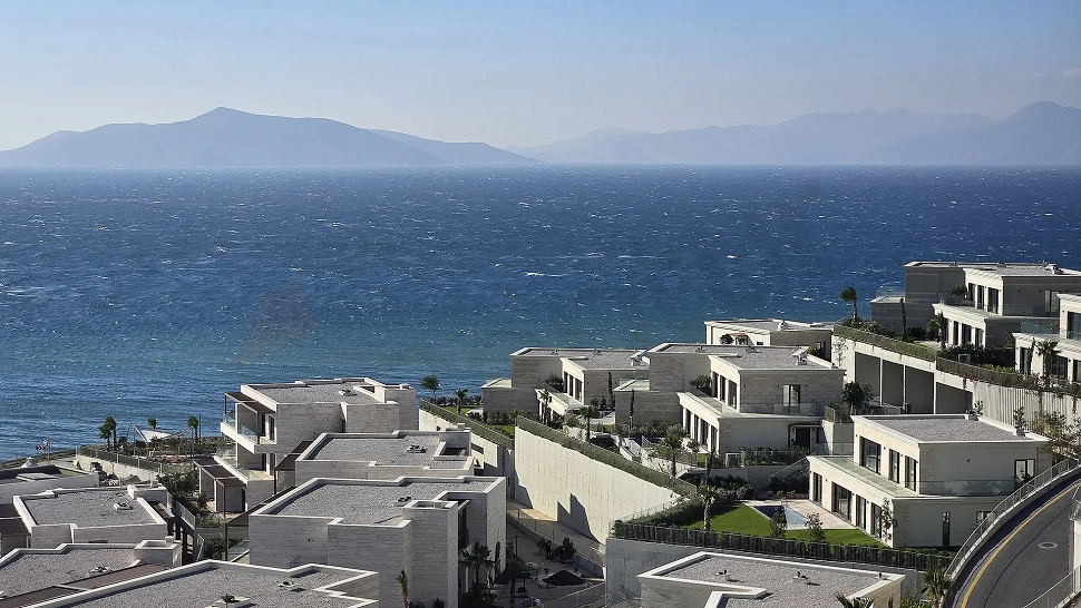 Bodrum sahil şeridini ve masmavi denizi gören geniş açılı panoramik manzara.