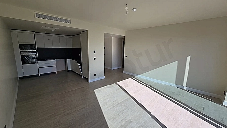 Bodrum'da modern bir rezidans dairesinin geniş, ferah ve aydınlık oturma odası.