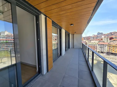 Şişli'de modern bir rezidans dairesinin şehir manzarasına sahip geniş balkonu.