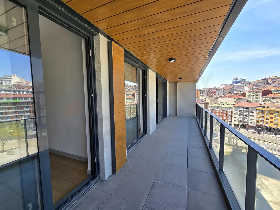 Şişli'de modern bir rezidans dairesinin şehir manzarasına sahip geniş balkonu.