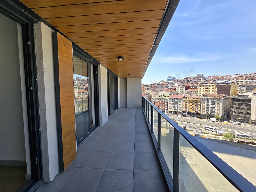 Geniş bir açıdan çekilmiş panoramik şehir manzarası