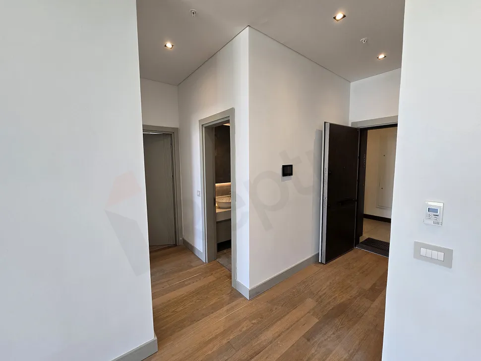 Modern tasarımlı, minimalist detaylara sahip daire içi merdiven.