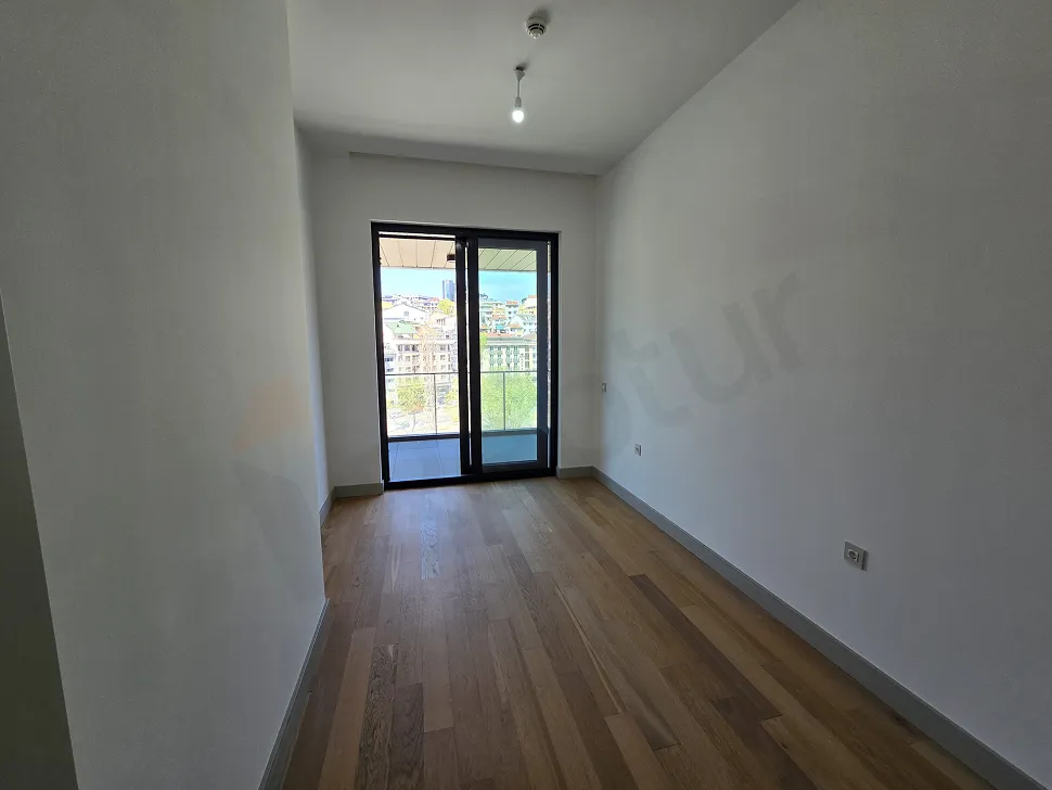 Geniş ve modern bir yatak odası iç mekanı tasarımı.