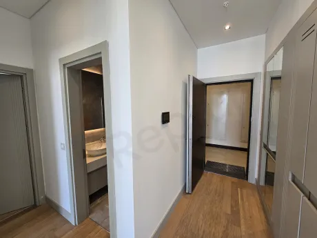 Modern bir rezidans dairesinin giriş kapısı ve antre alanı.