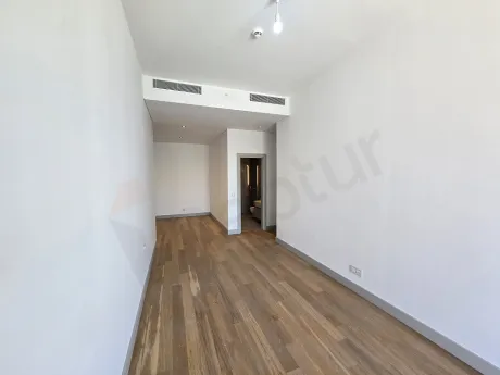Modern tasarımlı, geniş ve aydınlık bir rezidans yatak odası görünümü.