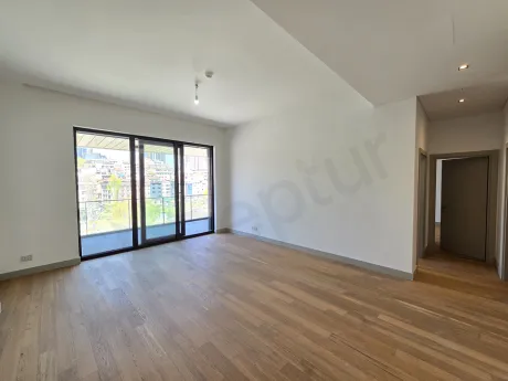 Modern bir rezidans dairesinin geniş ve aydınlık oturma odası alanı.