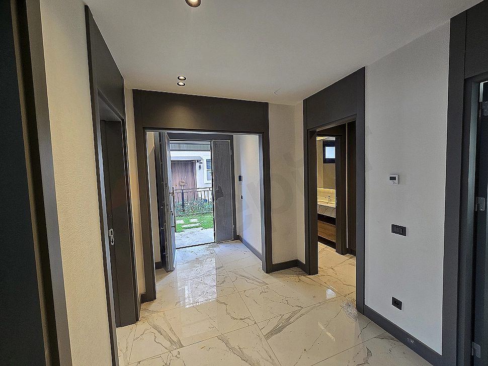 Geniş ve aydınlık villa daire girişi