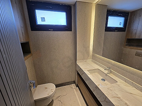 Modern tasarımlı banyo iç mekan görüntüsü.